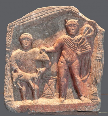 Reliéf muže obětujícího kozu Merkurovi.