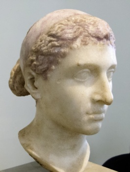 Busta královny Kleopatry.
