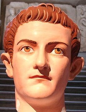 Kolorovaná busta Caliguly.