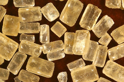 Krystaly hnědého cukru z cukrové třtiny.