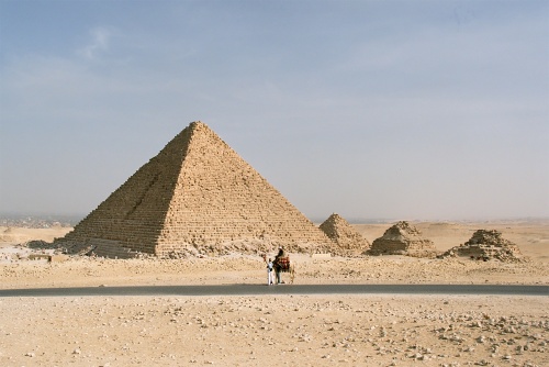 Menkaureova pyramida s menšími satelitními pyramidami.