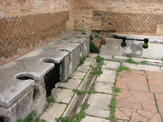 Zachované veřejné záchody v Ostii.