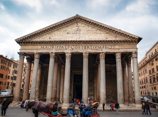 Čelní pohled na Pantheon.