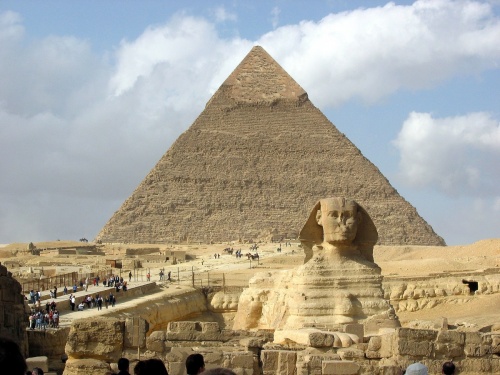Rachefova pyramida z pohledu od Sfingy.