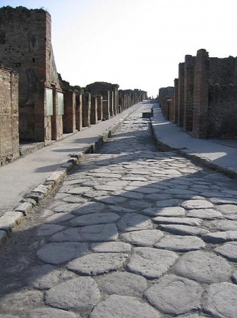 Zachovalá silnice v Pompejích.
