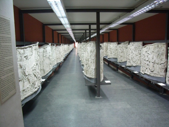 Odlitky reliéfu v římském muzeu.