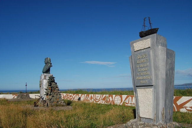 Památník Vituse Beringa na Beringově ostrově.