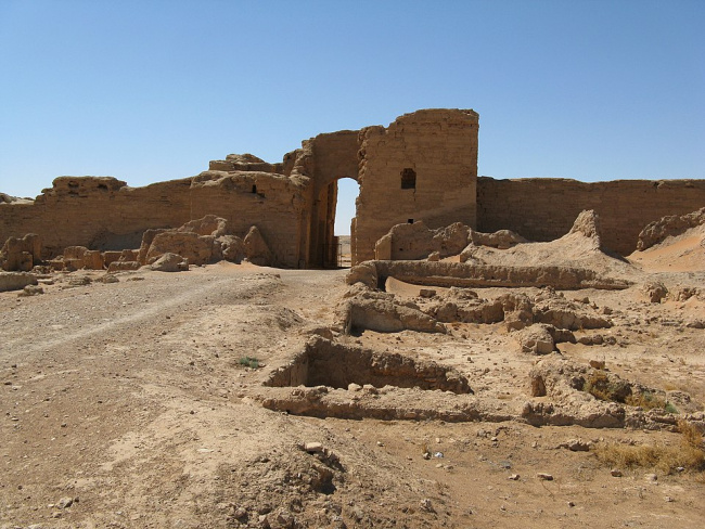 Dnešní trosky města (brána a hradby). Dnešní trosky města (brána a hradby).